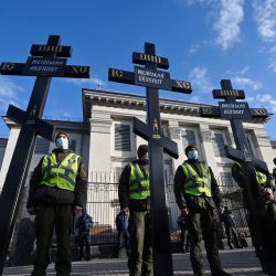 Los soldados de la Guardia Nacional ucraniana permanecen en guardia después de que los activistas colocaran cruces simbólicas con la inscripción "Ocupante ruso" durante la manifestación llamada "El Imperio debe morir" frente a la embajada rusa en Kiev. | Foto:SERGEI SUPINSKY / AFP