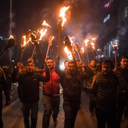 Manifestantes gritan consignas durante una manifestación con antorchas contra el acuerdo de subvención propuesto por Estados Unidos en el marco de la Corporación del Desafío del Milenio (MCC), en Katmandú, Nepal. | Foto:PRAKASH MATHEMA / AFP