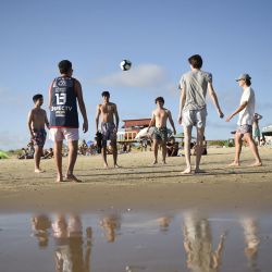 Turistas juegan con una pelota en la playa Sur, en Cabo Polonio, en el departamento de Rocha, Uruguay. El Parque Nacional Cabo Polonio, es desde 2009 parte del sistema nacional de áreas protegidas. La entrada de turistas al parque es a través de vehículos todo terreno a unos 10 kilómetros del lugar. | Foto:Xinhua/Nicolás Celaya