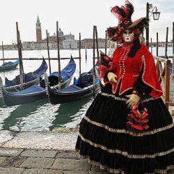 Un juerguista enmascarado con un traje tradicional de carnaval posa en la Plaza de San Marcos de Venecia, durante el carnaval anual. | Foto:ANDREA PATTARO / AFP