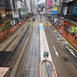 Una calle habitualmente concurrida del distrito de Causeway Bay de Hong Kong se ve vacía, mientras la ciudad se enfrenta a su peor ola de coronavirus Covid-19 hasta la fecha. | Foto:PETER PARKS / AFP