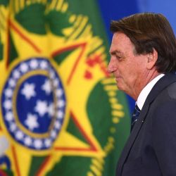 El presidente brasileño Jair Bolsonaro es visto durante la ceremonia de lanzamiento de la Tarjeta Nacional de Identidad en el Palacio de Planalto en Brasilia. | Foto:EVARISTO SA / AFP