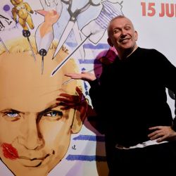 El diseñador de moda francés Jean Paul Gaultier posa durante el photocall de lanzamiento de su musical "Fashion Freak Show", en la sala Roundhouse, en Londres. | Foto:Tolga Akmen / AFP