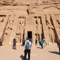 Imagen de turistas visitando el Gran Templo de Abu Simbel, en Asuán, Egipto. El complejo de templos de Abu Simbel consiste en dos templos masivos tallados en roca en Asuán, en el sur de Egipto. El 22 de febrero y el 22 de octubre, los rayos del Sol alcanzan e iluminan las esculturas en la pared trasera. | Foto:Xinhua/Sui Xiankai