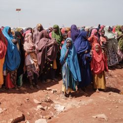 La gente espera la distribución de alimentos y los servicios sanitarios en un campo de desplazados internos en Baidoa, Somalia. | Foto:YASUYOSHI CHIBA / AFP