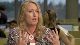 Video: inesperada reacción de Elisabetta Piqué cuando le explicaron cómo cuidarse del bombardeo