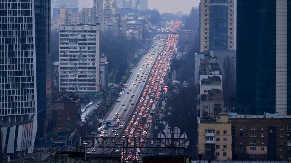 20220224 El tránsito de Ucrania colapsado con civiles que escapan luego del anuncio de Vladimir Putin.