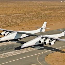 La primera prueba del Stratolaunch Roc se realizó el 13 de abril de 2019, sobre el desierto de Mojave. 