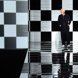 El diseñador de moda italiano Giorgio Armani camina al final de la colección Emporio Armani's Women Otoño/Invierno 2022-2023 en el marco de la Semana de la Moda de Milán. | Foto:Tiziana Fabi / AFP