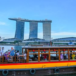 En esta fotografía la gente hace un recorrido en barco ante el hotel y complejo turístico Marina Bay Sands en Singapur. | Foto:ROSLAN RAHMAN / AFP