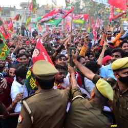 Simpatizantes del Partido Samajwadi se reúnen durante un espectáculo de carretera del presidente del Partido Samajwadi, Akhilesh Yadav, antes de las elecciones a la asamblea del estado de Uttar Pradesh, en Allahabad, India. | Foto:SANJAY KANOJIA / AFP