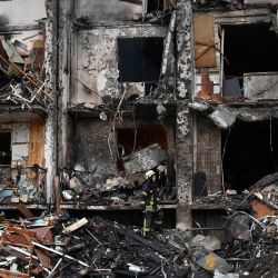 Los bomberos trabajan en un edificio residencial dañado en la calle Koshytsa, un suburbio de la capital ucraniana, Kiev, donde supuestamente cayó un proyectil militar. - Las fuerzas rusas invasoras se adentraron en Ucrania y las batallas mortales llegaron a las afueras de Kiev, con explosiones que se escucharon en la capital a primera hora del viernes y que el gobierno asediado describió como "horribles ataques con cohetes". | Foto:GENYA SAVILOV / AFP