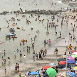 Personas disfrutan de su tiempo libre en la playa del balneario de San Bartolo, en el sur de Lima, Perú. | Foto:Xinhua/Mariana Bazo