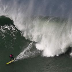 Un surfista compite durante la competición internacional de surf de olas grandes Punta Galea Challenge en la ciudad del norte de España de Getxo. | Foto:ANDER GILLENEA / AFP