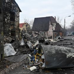 Una vista muestra los restos de un avión no identificado que se estrelló contra una casa privada en una zona residencial de Kiev, Ucrania. | Foto:GENYA SAVILOV / AFP