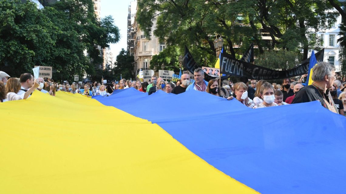 Around 2,000 members of the large Ukrainian community in Argentina marched in Buenos Aires on Friday, demanding the withdrawal of Russian forces.