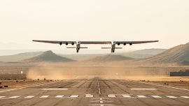 El Stratolaunch Roc es una aeronave bastante inusual, conformada por dos fuselajes idénticos de 72 metros de largo y una envergadura de 117 metros.
