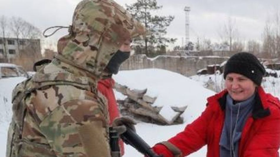 Arman a civiles en Kiev, para intentar una defensa desesperada ante el avance de la invasión rusa.