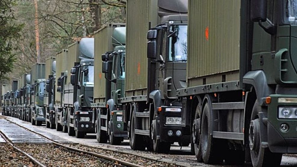 Camiones militares de la OTAN cruzan territorio polaco rumbo a la frontera con Ucrania.
