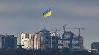 Una imagen de Kiev, con la bandera ucraniana flameando en la lucha por resistir el avance de las fuerzas rusas.