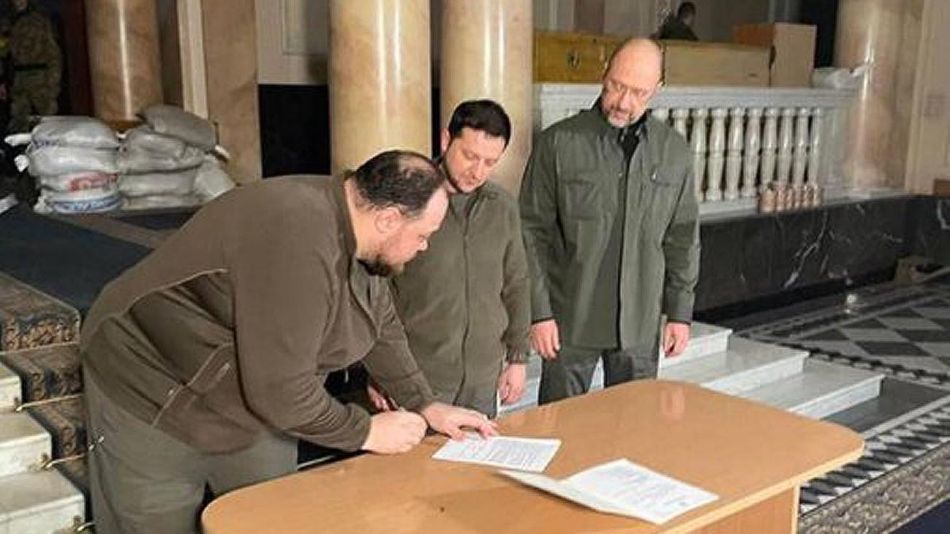 Volodymyr Zelensky, firma la solicitud para la membresía de Ucrania en la Unión Europea 20220228