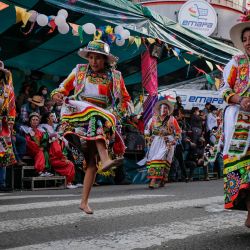 Bailarinas de la danza Tinkus participan en la entrada de la Jisk'a Anata 2022 en el marco del carnaval de La Paz, en La Paz, Bolivia. | Foto:Xinhua/Mateo Romay