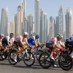 Ciclistas durante la sexta etapa de la vuelta ciclista a los Emiratos Árabes Unidos, con salida y llegada a la Expo 2020 en el emirato del Golfo. | Foto:GIUSEPPE CACACE / AFP