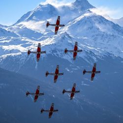 El equipo PC-7 de la Fuerza Aérea Suiza vuela frente a la montaña Weisshorn, de 4506 metros de altura, en los Alpes suizos, antes del comienzo de la Copa del Mundo de Esquí Alpino de la FIS en Crans-Montana, Suiza. | Foto:FABRICE COFFRINI / AFP