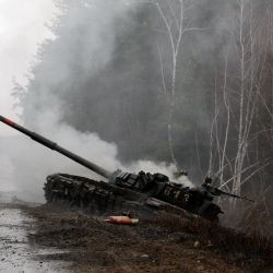 El humo se eleva desde un tanque ruso destruido por las fuerzas ucranianas al lado de una carretera en la región de Lugansk. | Foto:Anatolii Stepanov / AFP