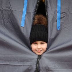 Imagen de un niño ucraniano en Siret, Rumania. Recientemente, un gran número de personas ucranianas han llegado a las fronteras con Rumania. | Foto:Xinhua/Lin Huifen