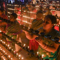 Los devotos hindúes encienden lámparas de aceite durante el Lakshadeepotsava, el festival de las cien mil lámparas, durante el festival Shivarathri en el templo Basavanna en las afueras de Bangalore, India. | Foto:Manjunath Kiran / AFP