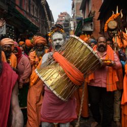 Los sadhus u hombres santos hindúes participan en una procesión religiosa antes del "Maha Shivaratri", un festival anual dedicado al dios hindú Shiva en el templo de Pashupatinath en Katmandú, Nepal | Foto:PRAKASH MATHEMA / AFP