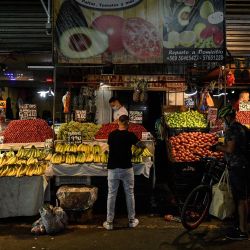 Personas realizan compras en puestos de frutas en el mercado La Vega Central, en Santiago, capital de Chile. | Foto:Xinhua/Jorge Villegas