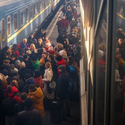 Personas suben a un tren de evacuación en la estación central de trenes de Kiev. - El ejército ruso que los civiles ucranianos podían abandonar "libremente" la capital del país, Kiev. | Foto:DIMITAR DILKOFF / AFP