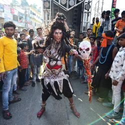 Un artista vestido como el dios hindú Shiva baila mientras participa en una procesión religiosa con motivo del festival Maha Shivaratri en Allahabad, India. | Foto:SANJAY KANOJIA / AFP