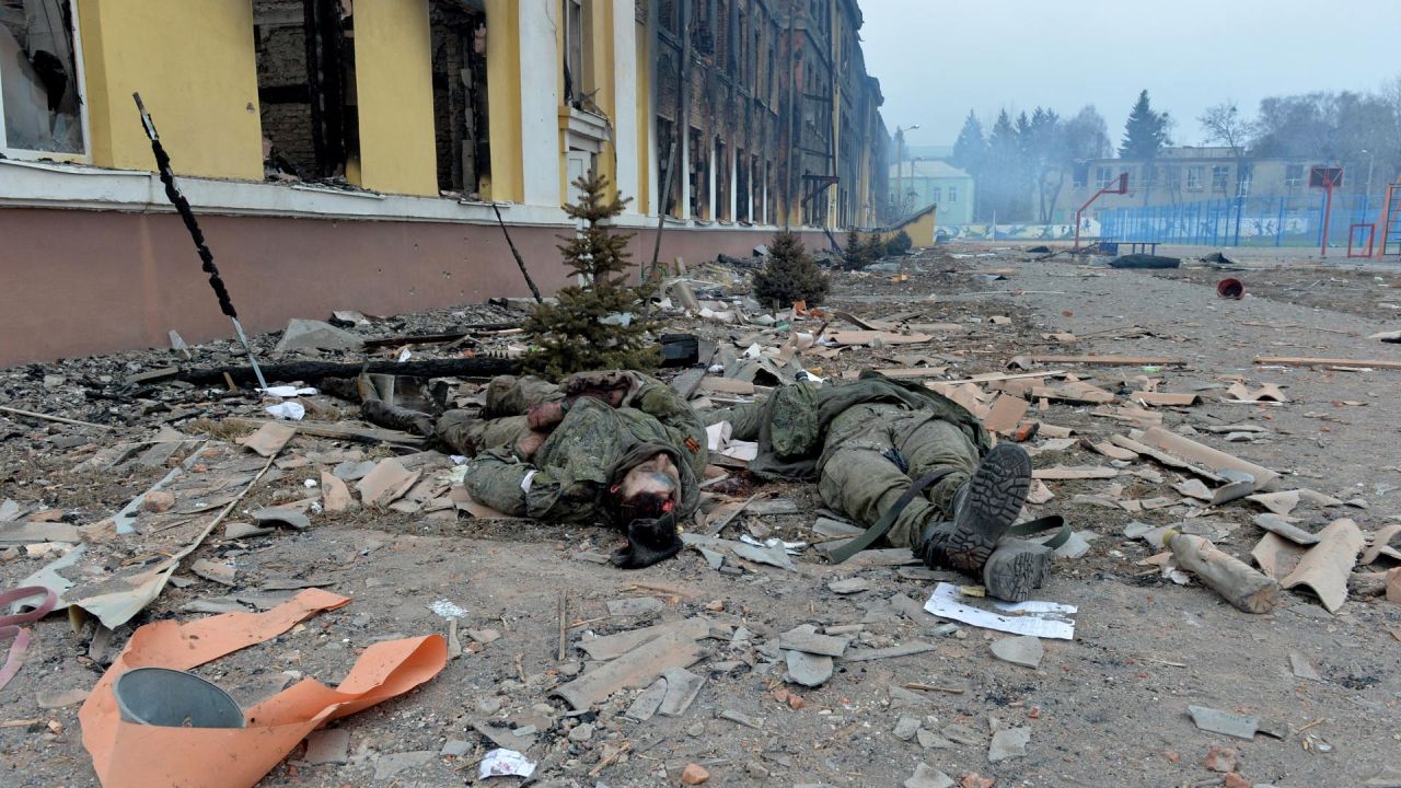 Los cuerpos de los soldados rusos yacen frente a una escuela destruida como resultado del combate no lejos del centro de la ciudad ucraniana de Kharkiv, situada a unos 50 km de la frontera ucraniano-rusa. | Foto:SERGEY BOBOK / AFP