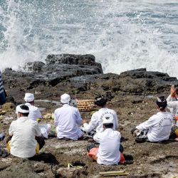 Devotos hindúes indonesios participan en una ceremonia Melasti en la playa de Cangu, en Bali, Indonesia. | Foto:Xinhua/Bisinglasi