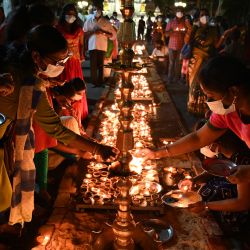 Devotos hindúes ofrecen oraciones mientras sostienen una lámpara de aceite durante el festival Maha Shivaratri en un templo hindú en Colombo, Sri Lanka. | Foto:ISHARA S. KODIKARA / AFP