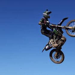 El suizo Jeremy Seewer de camino al segundo puesto en la primera carrera de la clase MX GP durante el MXGP de motocross de Gran Bretaña en Matterley Basin en Winchester, al sur de Inglaterra. | Foto:ADRIAN DENNIS / AFP