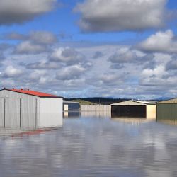 Esta vista general muestra los hangares del Grafton Air Strip inundados en agua tras las recientes inundaciones en Grafton, Australia. | Foto:SAEED KHAN / AFP