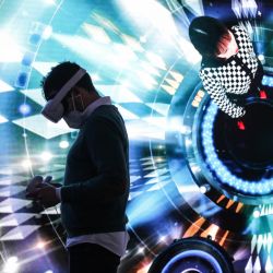 Un hombre experimenta el "Metaverso" a través de tecnología de realidad virtual durante el Congreso Mundial de Móviles (MWC, por sus siglas en inglés), en Barcelona, España. | Foto:Xinhua/Zheng Huansong