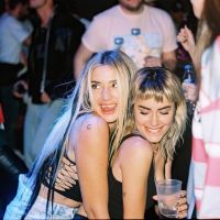 Lali Espósito, a los besos en su paso por una fiesta en España