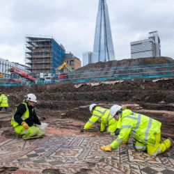El gigantesco mosaico romano que fue encontrado a muy pocos metros del Shard, el edificio más alto de Londres.