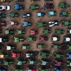 En esta foto aérea los tractores de los agricultores se reúnen durante una manifestación para exigir precios más justos para sus productos en Antequera, España. | Foto:JORGE GUERRERO / AFP