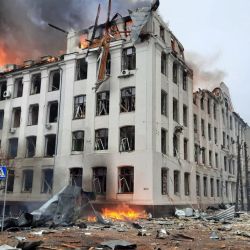 Esta foto difundida por el Servicio Estatal de Emergencias de Ucrania, muestra a los bomberos extinguiendo un incendio en el edificio del departamento de policía regional de Kharkiv, que se dice fue golpeado por un reciente bombardeo, en Kharkiv. | Foto:SERVICIO DE PRENSA DEL MINISTERIO DE EMERGENCIAS DE UCRANIA / AFP