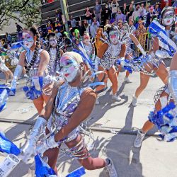 Las Baby Doll Ladies de Nueva Orleans actúan en el Gallier Hall en Nueva Orleans, Luisiana. Los desfiles volvieron a las calles de Nueva Orleans para la temporada de Carnaval de 2022 después de haber sido cancelados el año pasado debido a la pandemia de COVID-19. | Foto:Michael DeMocker/Getty Images/AFP
