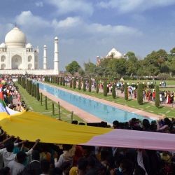 Los visitantes sostienen una gran tela mientras se reúnen en el Taj Mahal para celebrar el aniversario de los 367 'Urs' del quinto emperador mogol Shah Jahan, en Agra, India. | Foto:PAWAN SHARMA / AFP