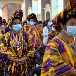 Mujeres indígenas asisten a una misa durante la celebración católica de Ceniza, en la iglesia Juan Bautista, en San Juan Sacatepéquez, Guatemala. | Foto:JOHAN ORDONEZ / AFP