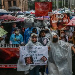 Personas en contra de la despenalización del aborto participan en una manifestación después de que la Corte Constitucional de Colombia despenalizara el aborto hasta las 24 semanas de embarazo, en Medellín, Colombia. | Foto:JOAQUIN SARMIENTO / AFP