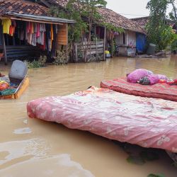 Un aldeano seca sus colchones y otros artículos domésticos de su casa inundada en el pueblo de Sukajaya en Serang, Indonesia. | Foto:DZIKI OKTOMAULIYADI / AFP